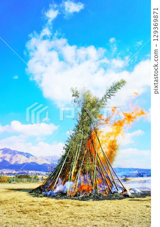 大型篝火塔，在藍天下燃燒新年裝飾品和書法，這是日本傳統的新年祈求豐收的傳統。 129369871