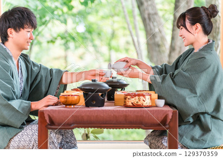 情侶/情侶在旅館享用懷石料理/餐點（美食/客房餐/懷石料理/禦膳/豪華） 129370359