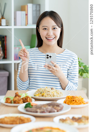 尋找食物的年輕女子 129370860