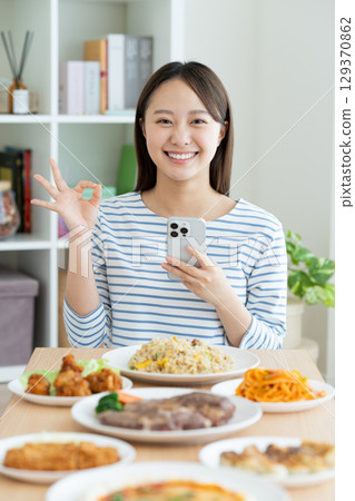 尋找食物的年輕女子 尋找食物的年輕女子 129370862