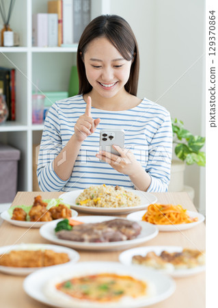 尋找食物的年輕女子 尋找食物的年輕女子 129370864