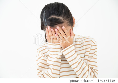傷心的國中女生 129371156