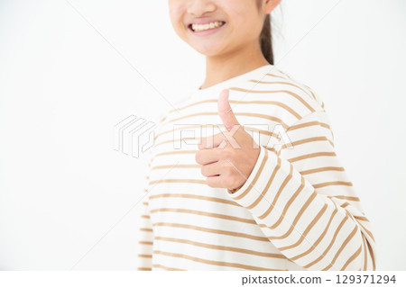 國中女生豎起大拇指 129371294