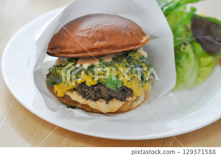 burger or beef burger or hamburger , cheese burger or beef and cheese burger and salad burger or beef burger or hamburger , cheese burger or beef and cheese burger and salad 129371588