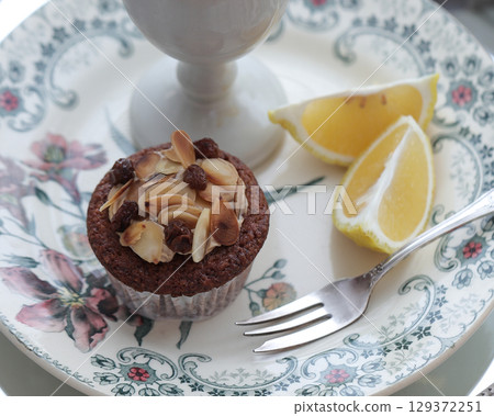 胡蘿蔔蛋糕配杏仁和葡萄乾 胡蘿蔔蛋糕配杏仁和葡萄乾 129372251