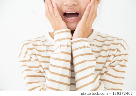 驚訝的初中女生 129372462