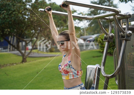 A young woman enjoying an workout outdoors  129373839