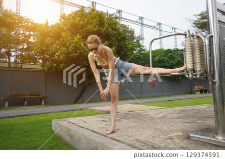 A young woman enjoying an workout outdoors  129374591