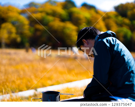 戶外煮飯的男人 戶外煮飯的男人 129375047