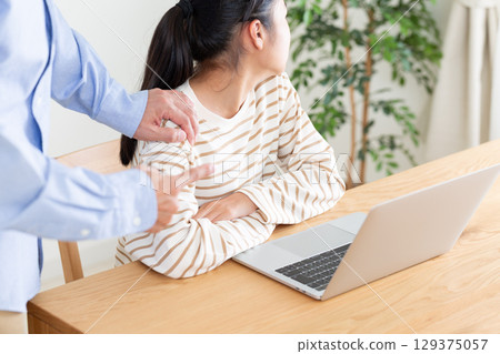 A rebellious middle school girl and her father fighting A rebellious middle school girl and her father fighting 129375057