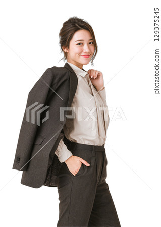 身著西裝的日本女性商務人士肖像（透明背景）| 女人，西裝，商務，透明背景，人物 129375245