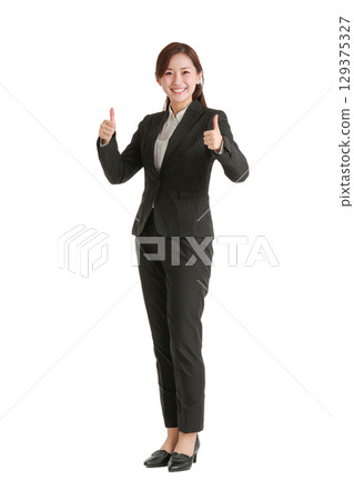 身著西裝的日本女性商務人士肖像（透明背景）| 女人，西裝，商務，透明背景 129375327