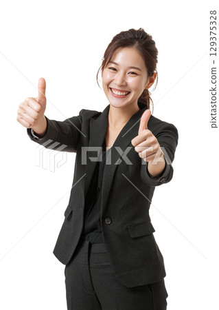 身著西裝的日本女性商務人士肖像（透明背景）| 女人，西裝，商務，透明背景 129375328