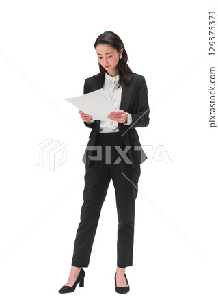 Portrait of a Japanese female business person in a suit (transparent background) | Woman, suit, business, transparent background 129375371