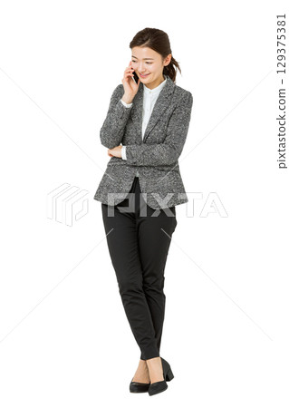 身著西裝的日本女性商務人士肖像（透明背景）| 女人，西裝，商務，透明背景 129375381