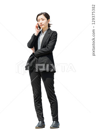 身著西裝的日本女性商務人士肖像（透明背景）| 女人，西裝，商務，透明背景 129375382
