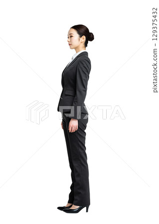 Portrait of a Japanese female business person in a suit (transparent background) | Woman, suit, business, transparent background 129375432