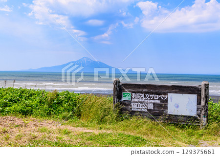 Grasslands, sea and Rishiri-Fuji, travelling along the Ororon Line from Teshio to Nakukai 129375661