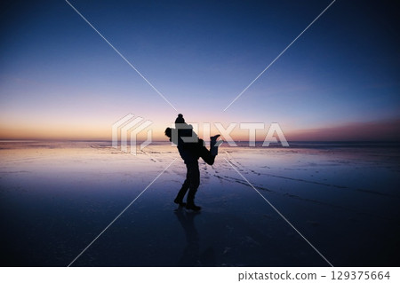 Silhouette of a couple photographed at the Uyuni Salt Flats in Bolivia 129375664