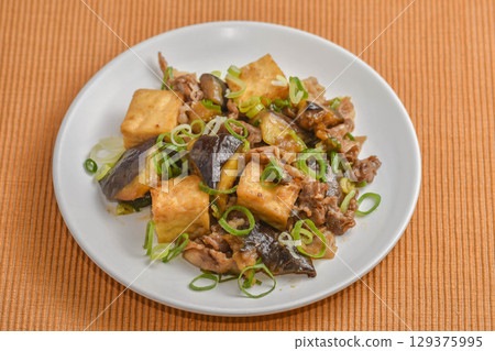 蠔油炒豆腐、茄子和豬肉 蠔油炒豆腐、茄子和豬肉 129375995