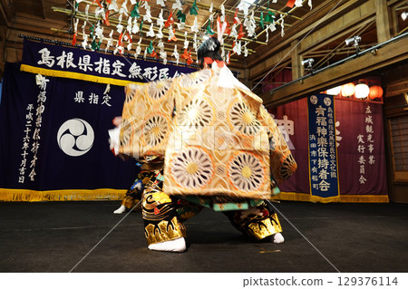 石見神樂（夜神樂）表演者在神社的祭祀殿舞台上跳舞 129376114