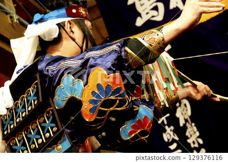 石見神樂（夜神樂）表演者在神社的祭祀殿舞台上跳舞 129376116