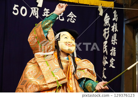 石見神樂(夜神樂)表演者在神社的祭祀殿舞台上跳舞 石見神樂(夜神樂)表演者在神社的祭祀殿舞台上跳舞 129376123