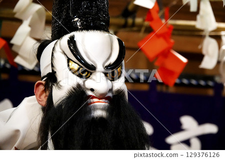 石見神樂(夜神樂)表演者在神社的祭祀殿舞台上跳舞 石見神樂(夜神樂)表演者在神社的祭祀殿舞台上跳舞 129376126