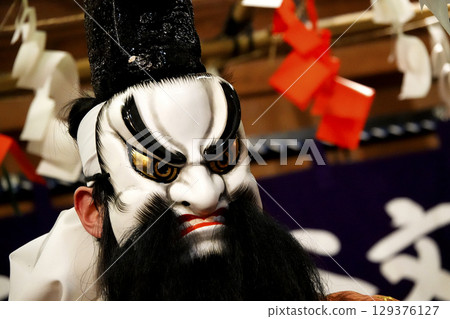 石見神樂(夜神樂)表演者在神社的祭祀殿舞台上跳舞 石見神樂(夜神樂)表演者在神社的祭祀殿舞台上跳舞 129376127