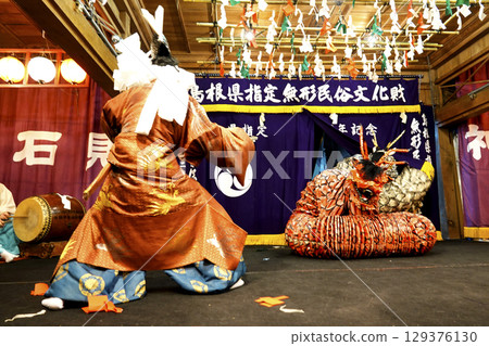 石見神樂（夜神樂） 神社祭祀殿舞台上，舞者與巨蛇共舞 129376130