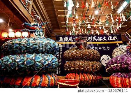 石見神樂(夜神樂)神社祭祀殿舞台上,一條巨蛇纏繞著一隻蠍子 石見神樂(夜神樂)神社祭祀殿舞台上,一條巨蛇纏繞著一隻蠍子 129376141