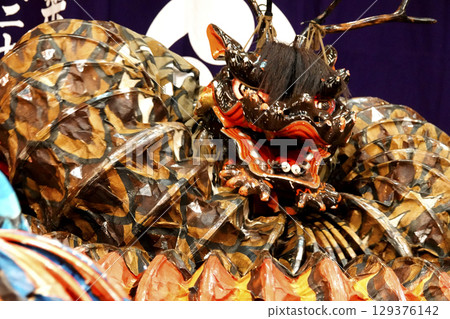 石見神樂(夜神樂)神社祭祀殿舞台上,一條巨蛇纏繞著一隻蠍子 石見神樂(夜神樂)神社祭祀殿舞台上,一條巨蛇纏繞著一隻蠍子 129376142