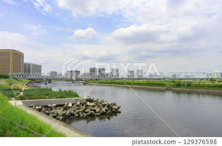 平靜的夏日裡的玉川河床和鐵路橋 129376598
