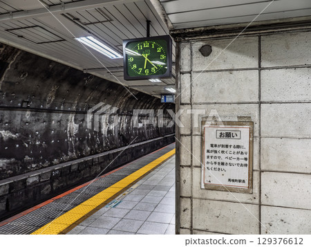 列車抵達地下月台時請注意強風(JR馬喰町站) 列車抵達地下月台時請注意強風(JR馬喰町站) 129376612