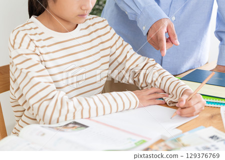 一名國中學生在家做作業 一名國中學生在家做作業 129376769