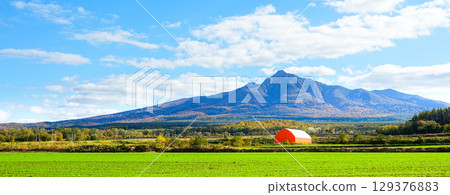 A clear autumn sky and the majestic scenery of Mount Shari 129376883
