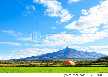 A clear autumn sky and the majestic scenery of Mount Shari 129376885
