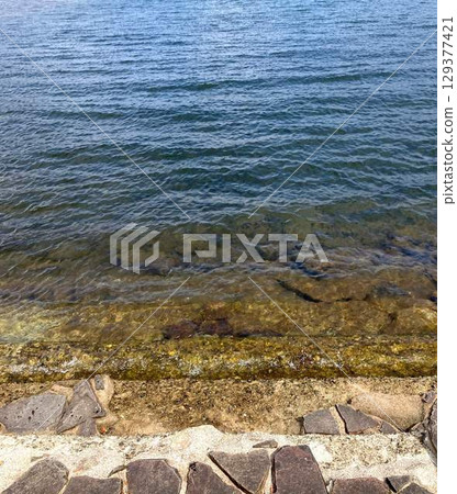 清澈的湖水和岸邊的石板路 清澈的湖水和岸邊的石板路 129377421