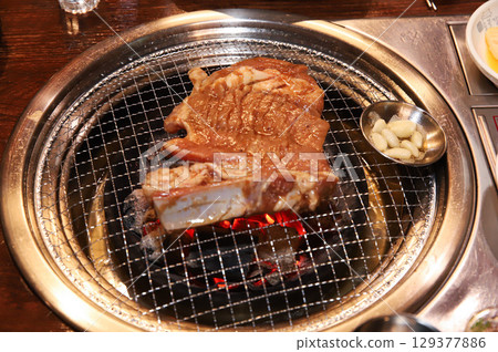 Korean barbecue. marinated beef rib bbq 129377886