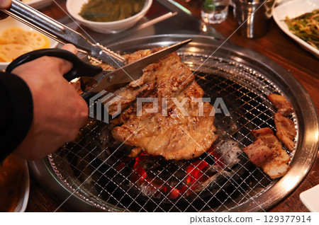 Korean barbecue. marinated beef rib bbq 129377914