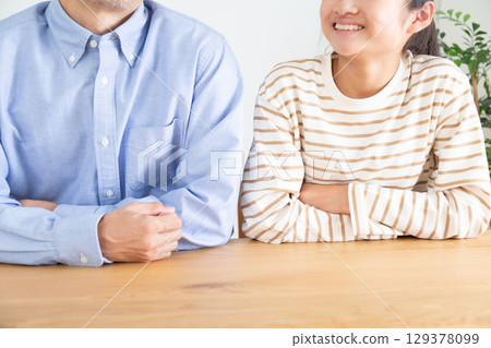 微笑的中學生和她的父親在室內 129378099