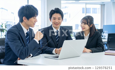 年輕員工面帶微笑開會 年輕員工面帶微笑開會 129378251