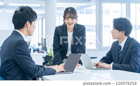 年輕員工面帶微笑開會 129378258
