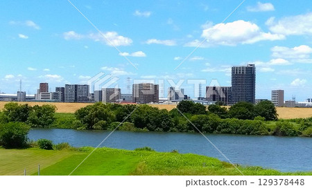 夏日江戶川河岸景色,以及對岸三里中央站附近的公寓大樓 夏日江戶川河岸景色,以及對岸三里中央站附近的公寓大樓 129378448