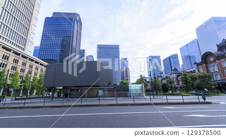 令人耳目一新的藍天和摩天大樓 令人耳目一新的藍天和摩天大樓 129378500