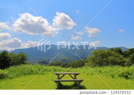 草地，樹木，藍天，白雲，山脈，桌子，長凳 129378532