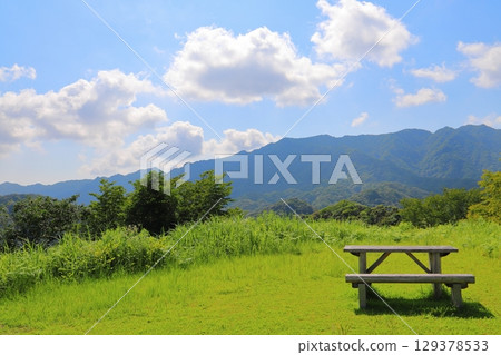 草地，樹木，藍天，白雲，山脈，桌子，長凳 129378533