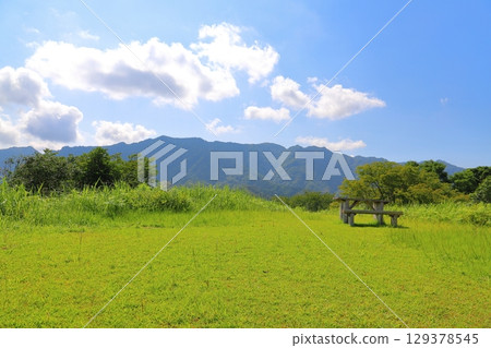 草地，樹木，藍天，白雲，山脈，桌子，長凳 129378545