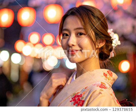 節日裡的年輕女子 129378655