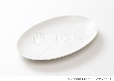 白色背景的橢圓形盤子 129378681